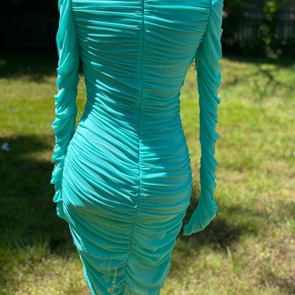 A long sleeve green dress - Picture 2 of 4